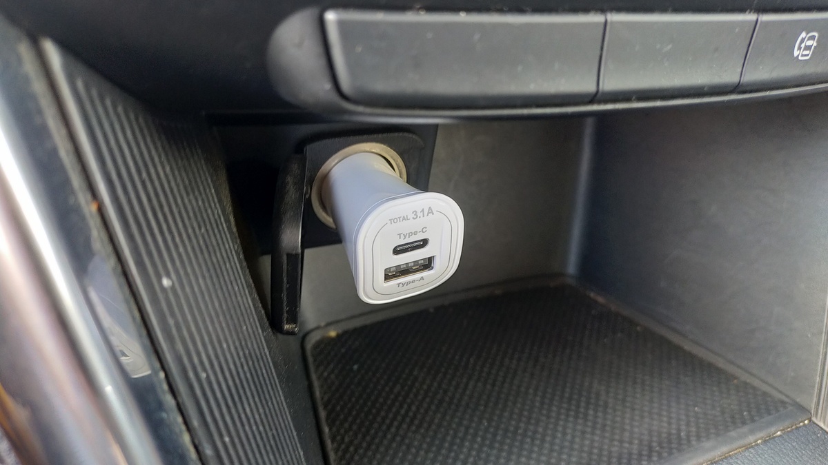 車のソケットにはまったカーチャージャー（USB A、Type－C、2ポート、3.1A）の様子。
