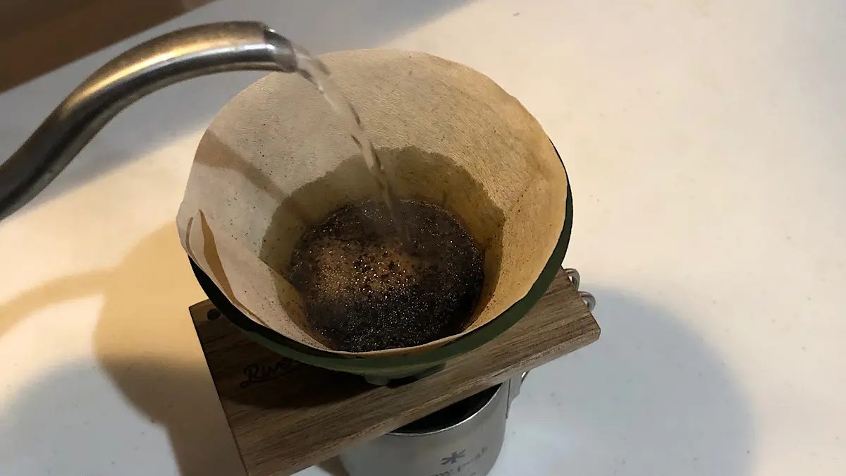 コーヒーを入れる様子