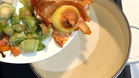 ベジブロスって何？野菜くずを使っただしの作り方と注意点