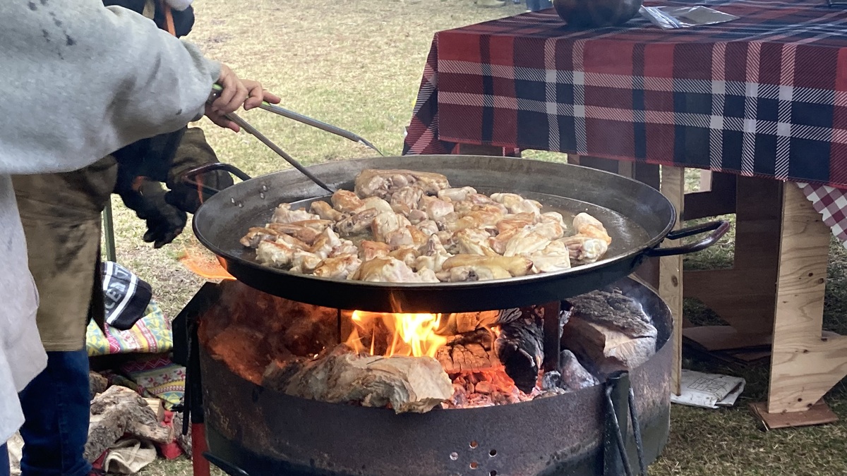 お肉を炒めている様子