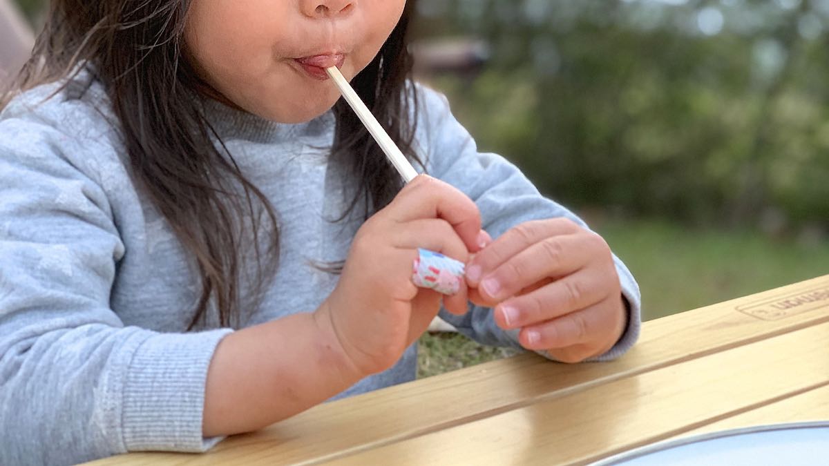 子供が食事をする