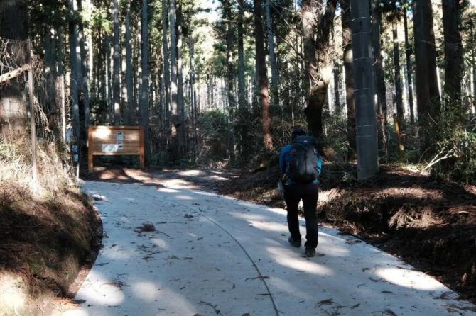 登山をする人物