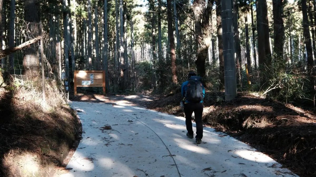 登山をする人物