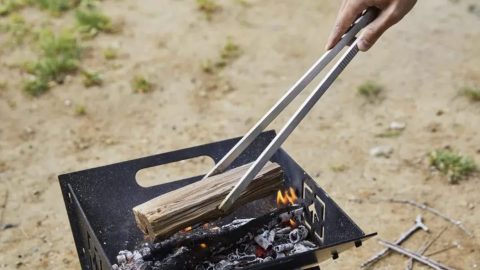 火ばさみって必要？トングとの違い、おすすめの火ばさみ5選を紹介