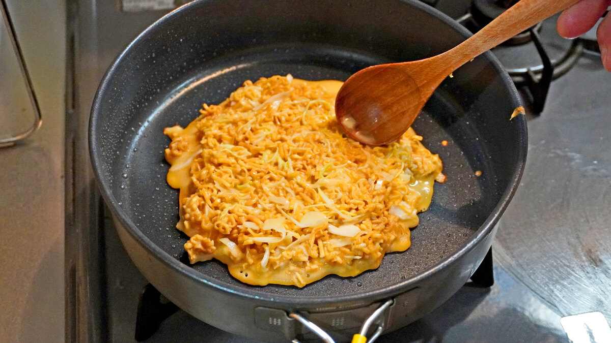 フライパンで生地を焼く