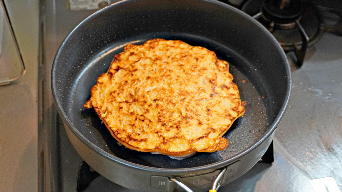 裏返して再度蒸し焼きにする