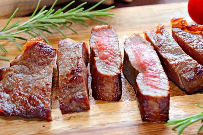 カッティングボードに盛り付けたステーキ肉