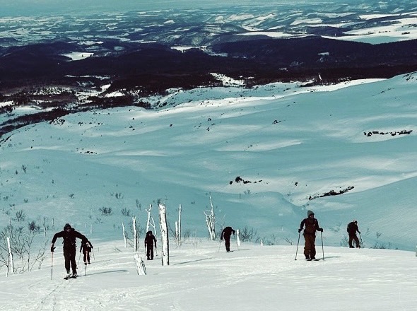 雪面を登る集団