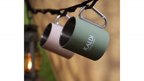 カルディから待望のアウトドアグッズが!? カラビナ付きマグなどを限定発売だ