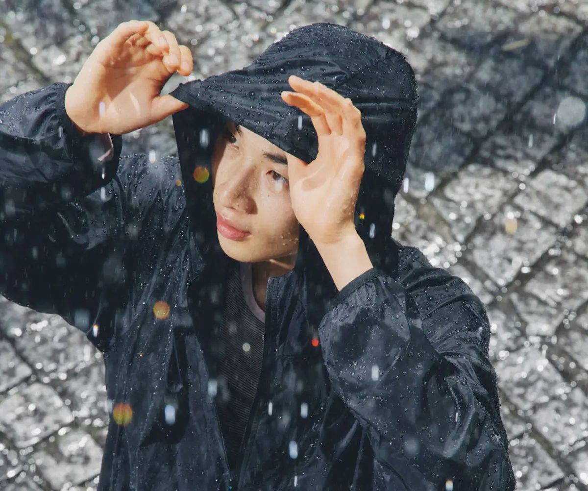 雨に打たれる男性