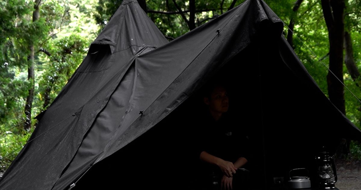 黒のソロテント「BLACK TIPI」は意外にもフィールドで馴染むのだ