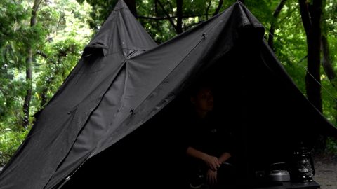 黒のソロテント「BLACK TIPI」は意外にもフィールドで馴染むのだ