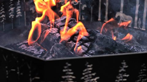 焚き火をおしゃれに！異業種コラボで誕生したアートな風防「KOMOREび」