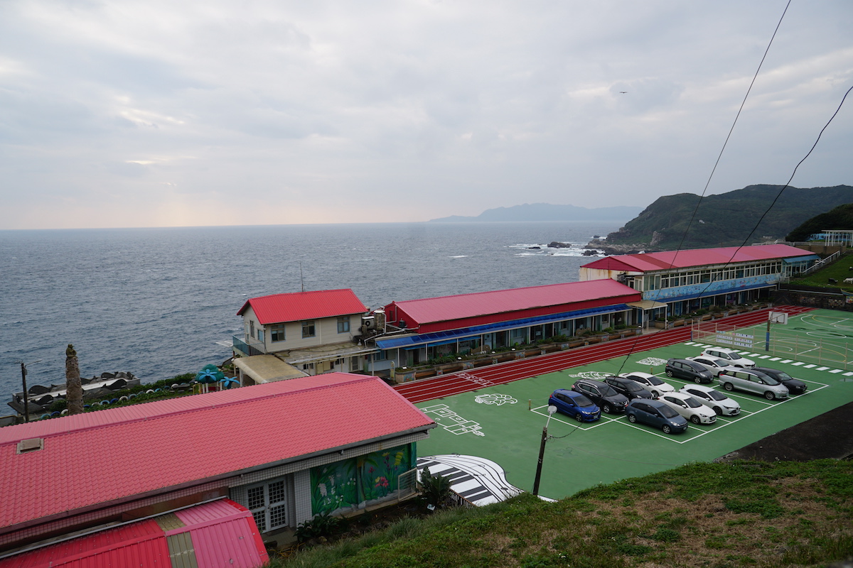 鼻頭國民小。そういえば、台湾の小学校のグラウンドって土じゃないよな。