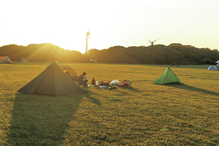 芝生でキャンプ