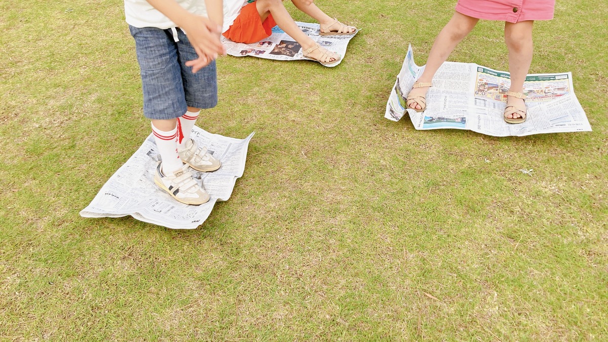 新聞紙の上に子供が立っている様子