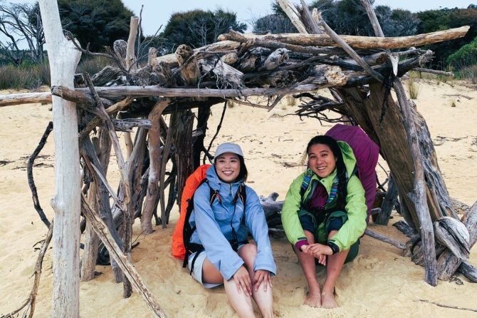 砂浜で見つけた秘密基地の下にいる、かほさんと筆者