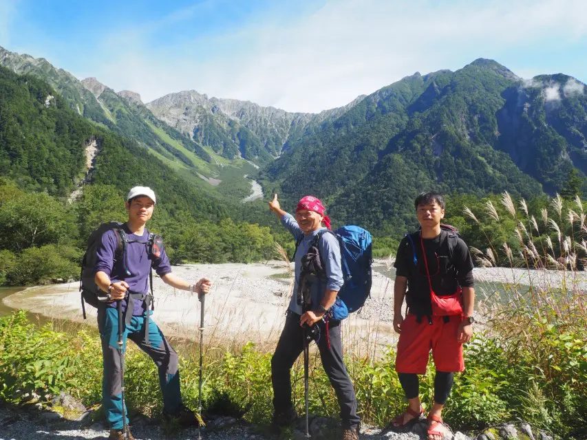 登山をする3人の男性