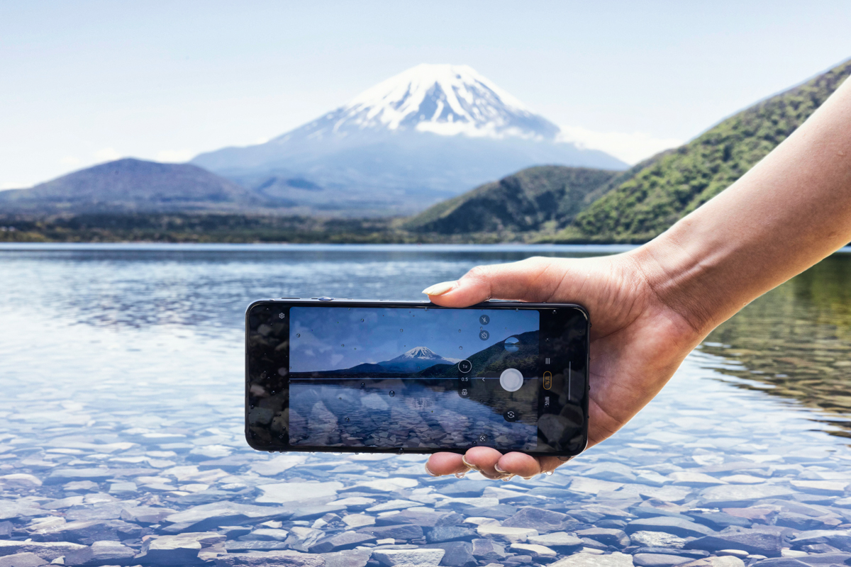 濡れたスマホで富士山を撮影する様子