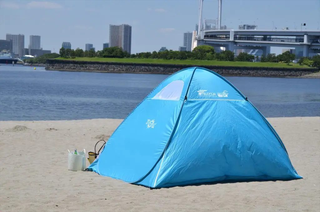 海沿いに設置した青いテント