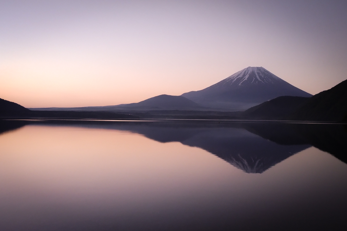 朝焼けのなか、本栖湖から富士山を望む