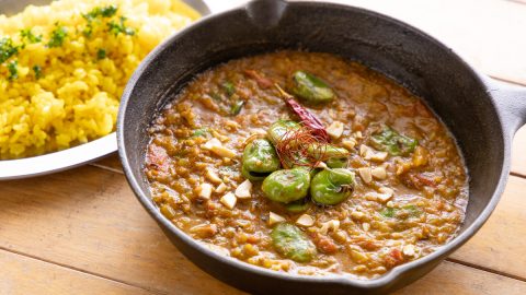 初夏が旬！スキレットで作る、ほっくり美味しい「そら豆のスパイスカレー」