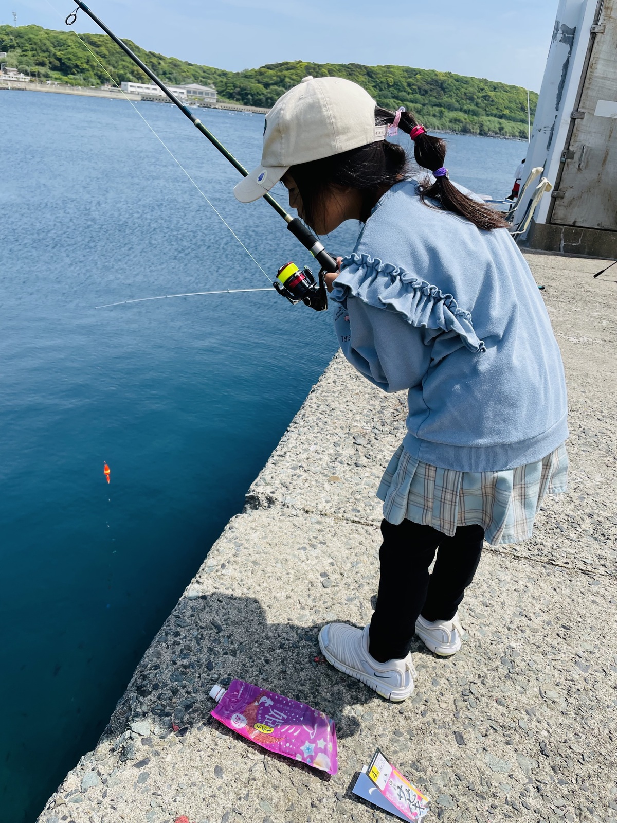 サビキ釣りをする娘