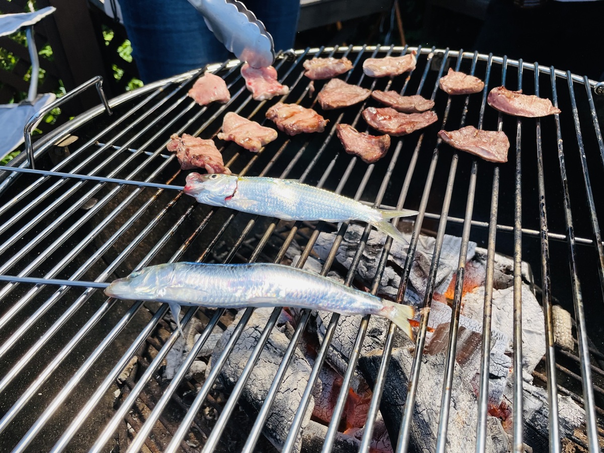 BBQで釣ったイワシを焼く