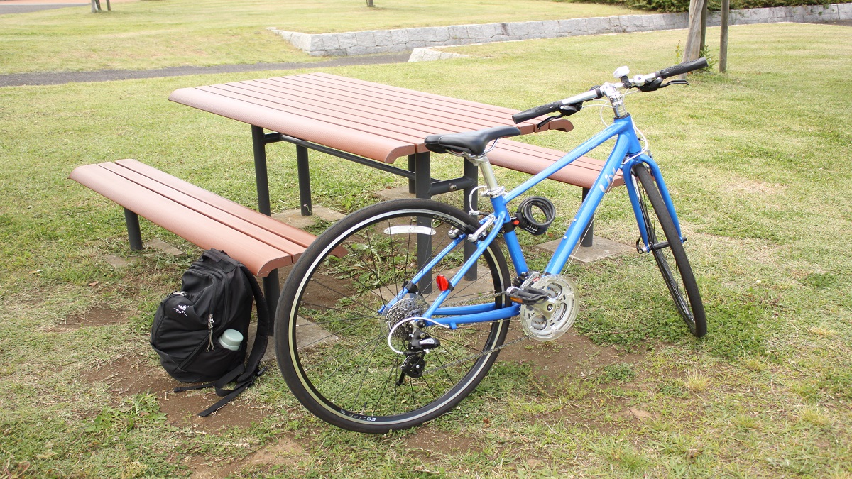 公園のベンチと自転車