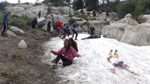 真夏のゲレンデに…雪合戦!? カリフォルニアのマンモス・レイクスはアウトドアアクティビティの天国！