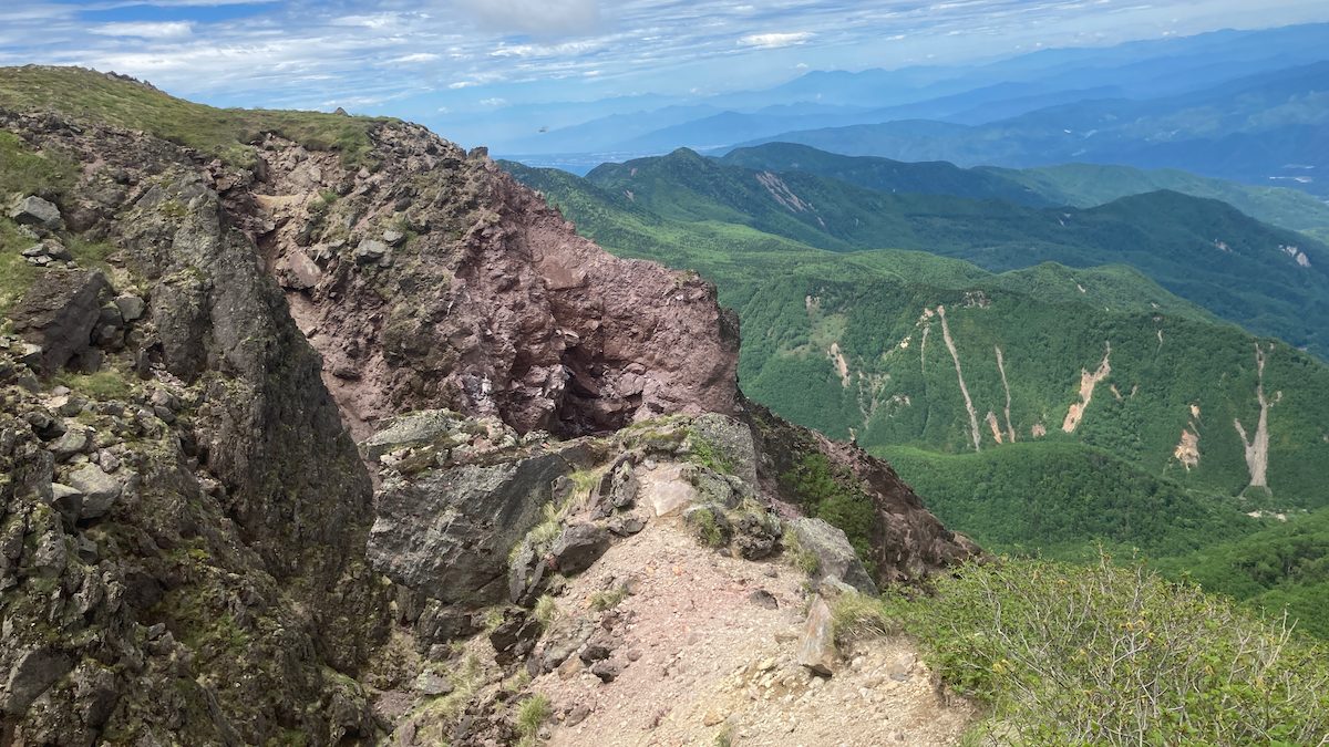 日光白根山の山頂付近の岩場