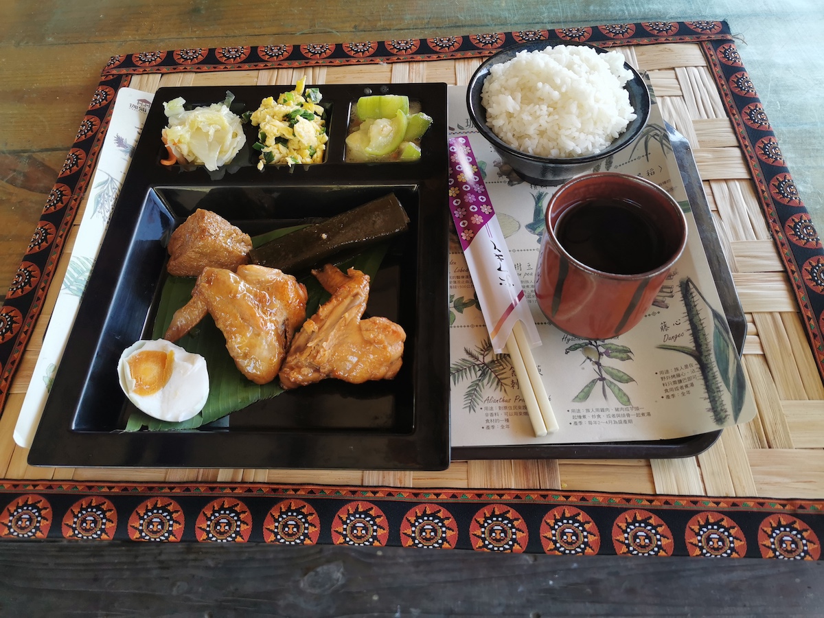 部落厨房でご馳走になったランチ。麦茶、厚揚げ？ほぼ日本食です！