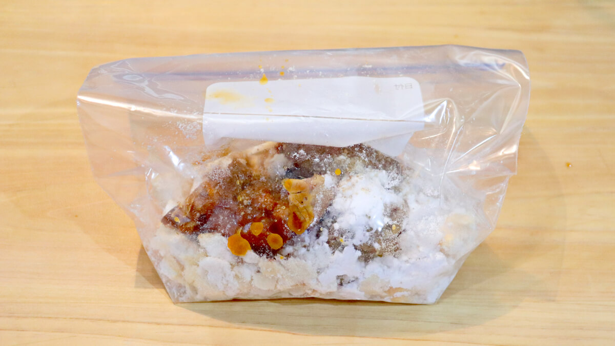 サバ味噌煮缶の身と調味料を加える