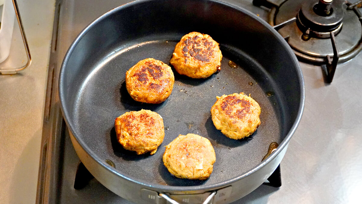 両面に焼き色が付いたらつくねを取り出す