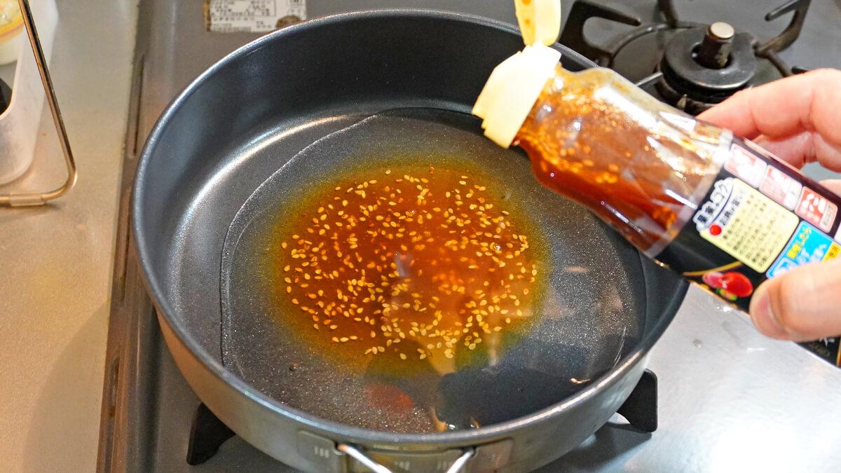 水と焼肉のタレを煮立たせる