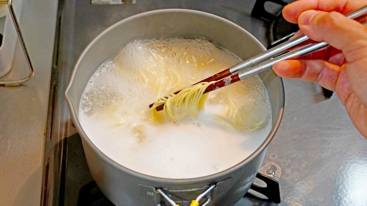 マルタイ棒ラーメンを茹でる