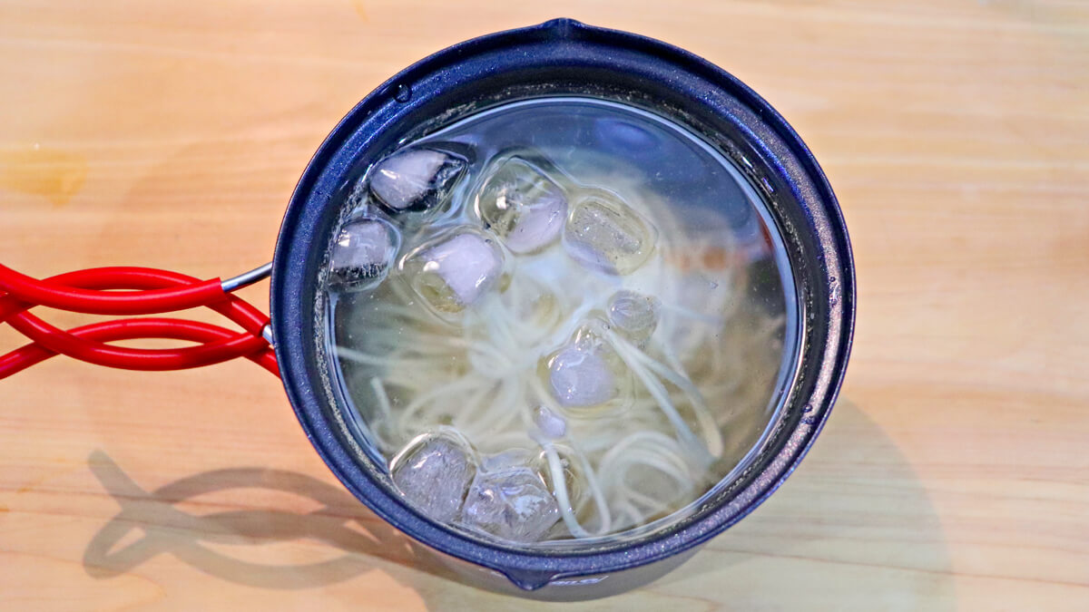 麺を水で締める