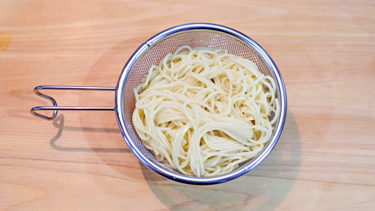 麺の水気を切る