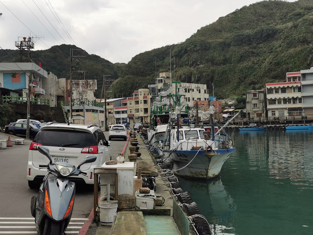 港付近には美味しそうなお店がたくさんありました。