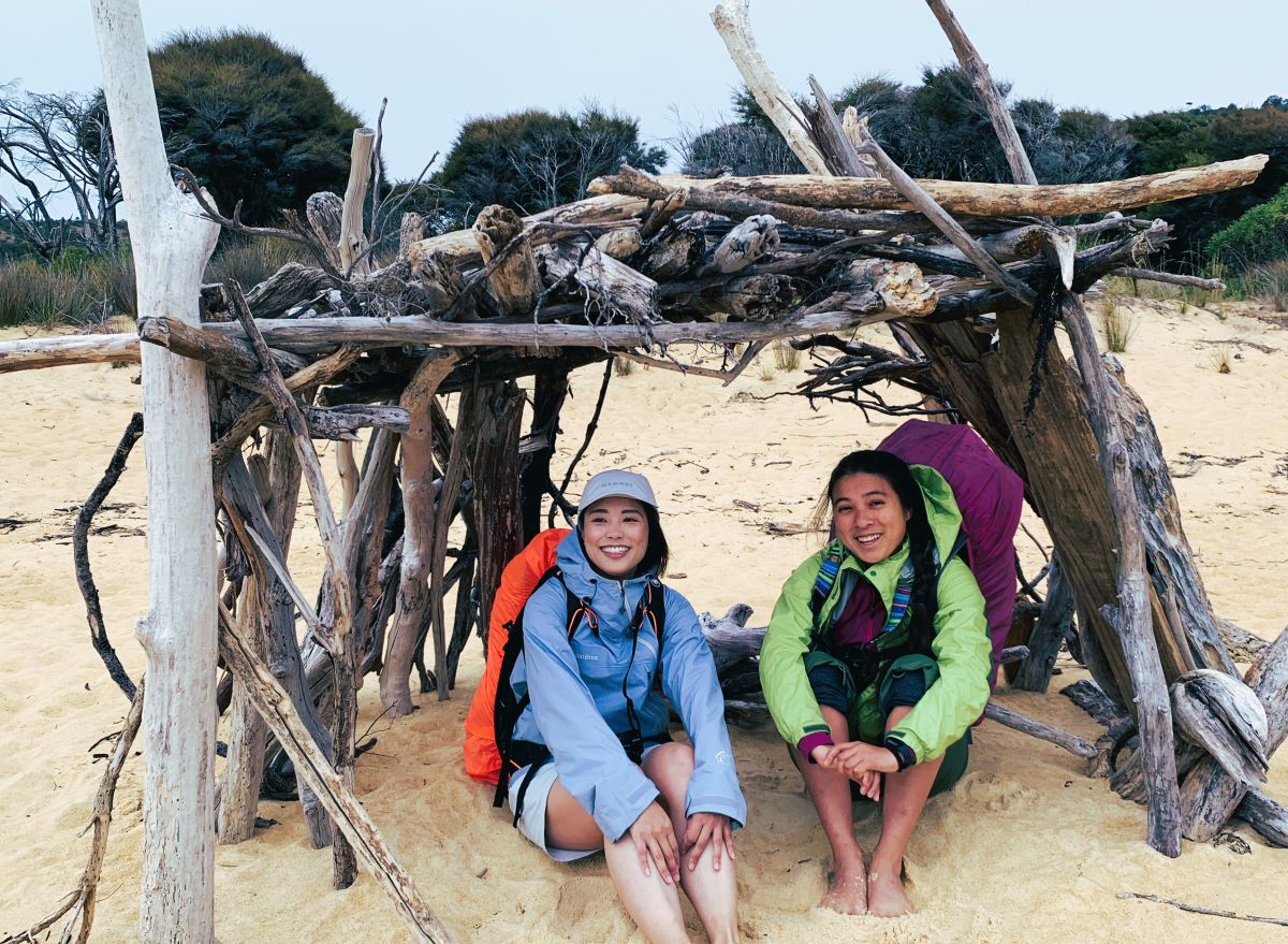 砂浜で見つけた誰かの秘密基地。（左）かほさん（右）ジョアナ