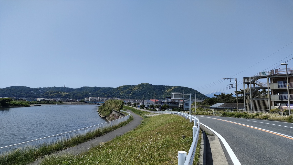 花水川より湘南平を望む