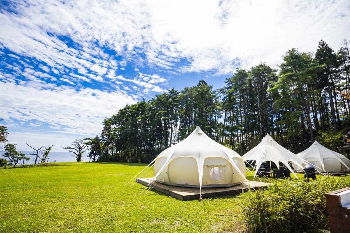 ドーム型のテントが並んだキャンプ場