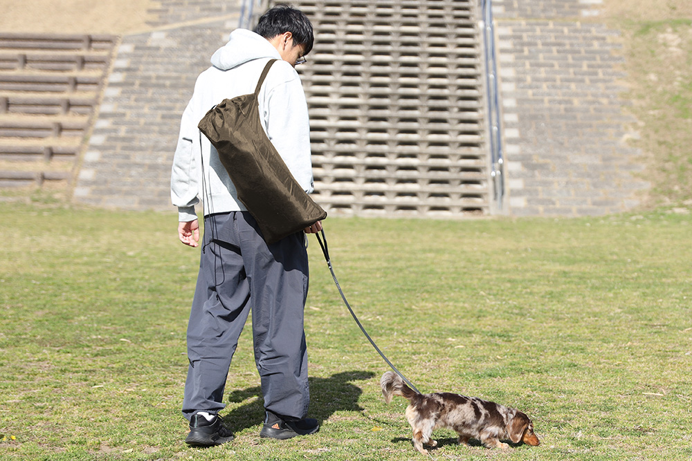 コンパクトに折りたたんで持ち運びも楽ちん。