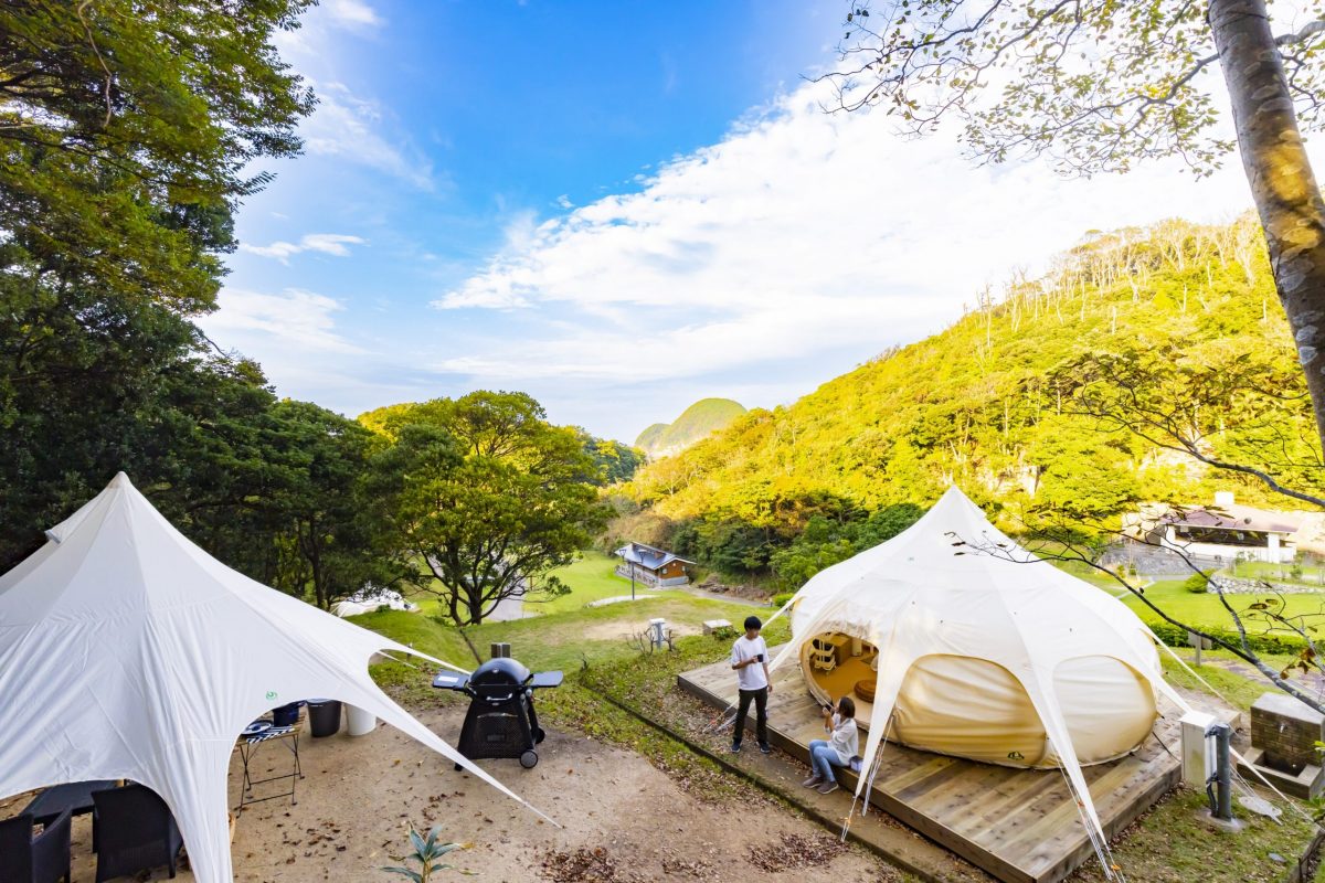 ドーム型のテントが並んだキャンプ場