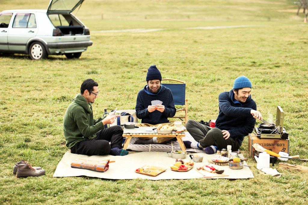 ピクニックを楽しむ男性