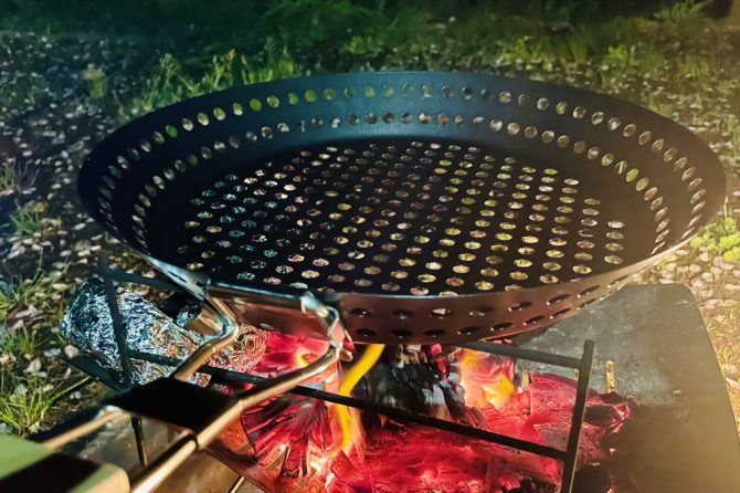 穴付きフライパンでスモーキー&ヘルシーなキャンプ飯のススメ