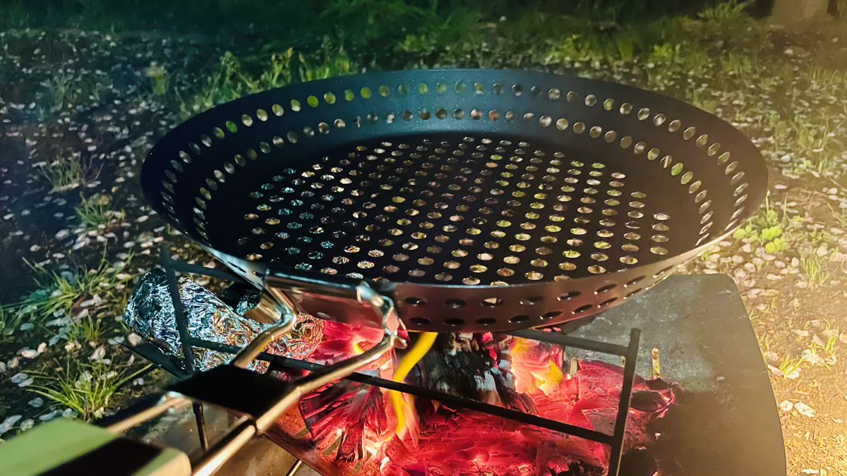 穴付きフライパンでスモーキー&ヘルシーなキャンプ飯のススメ