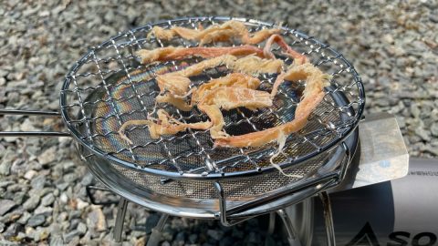 ユニフレームのミニロースターが便利すぎ！シングルバーナーで焼き網が使える名品