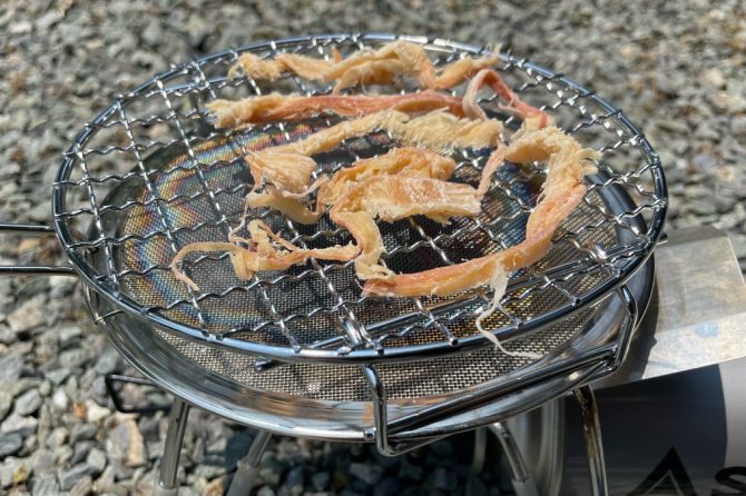 ユニフレームのミニロースターが便利すぎ！シングルバーナーで焼き網が使える名品