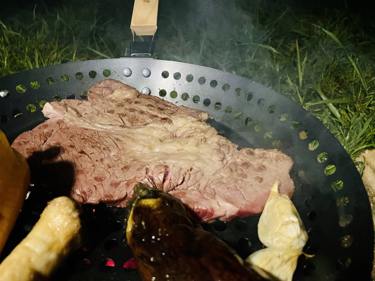 穴付きフライパンでスモーキー&ヘルシーなキャンプ飯のススメ